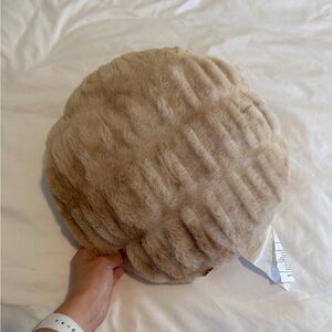 ☀️🌴NWT Faux Fur Pillow